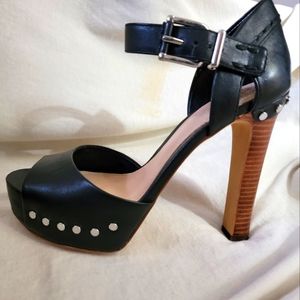 Black Vince Camuto platform. Size 6 Good condition.